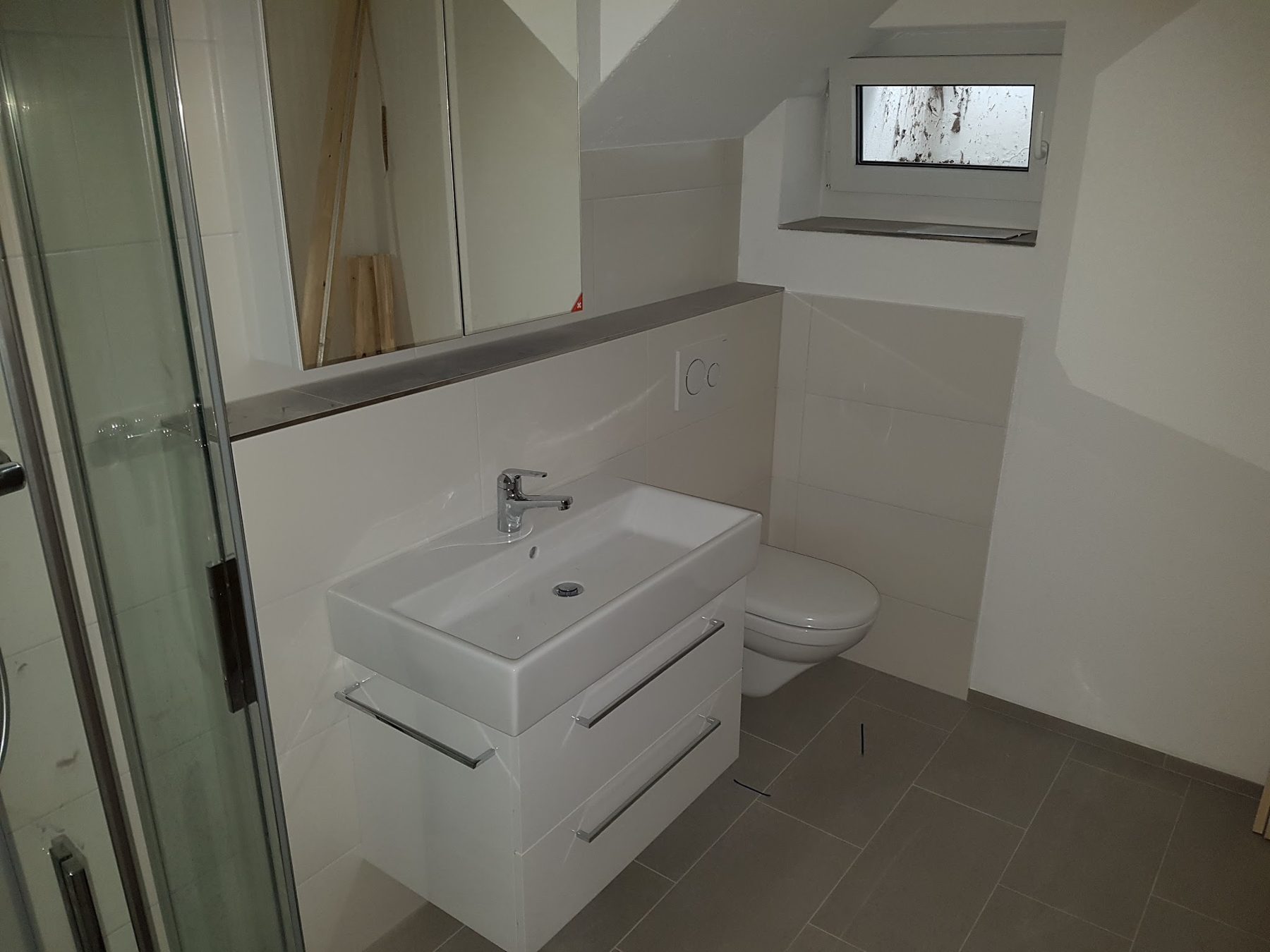 Bad mit Wandwaschtisch und WC