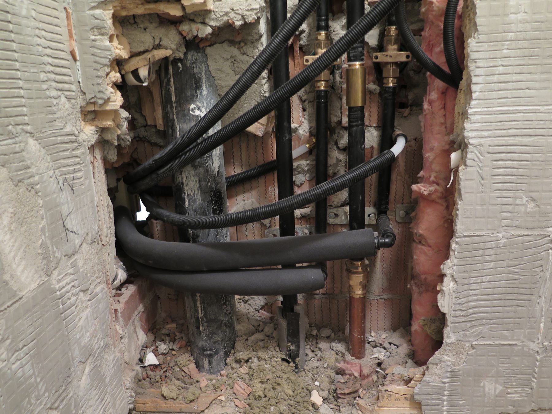 Offengelegte Rohrinstallation in einer Wand