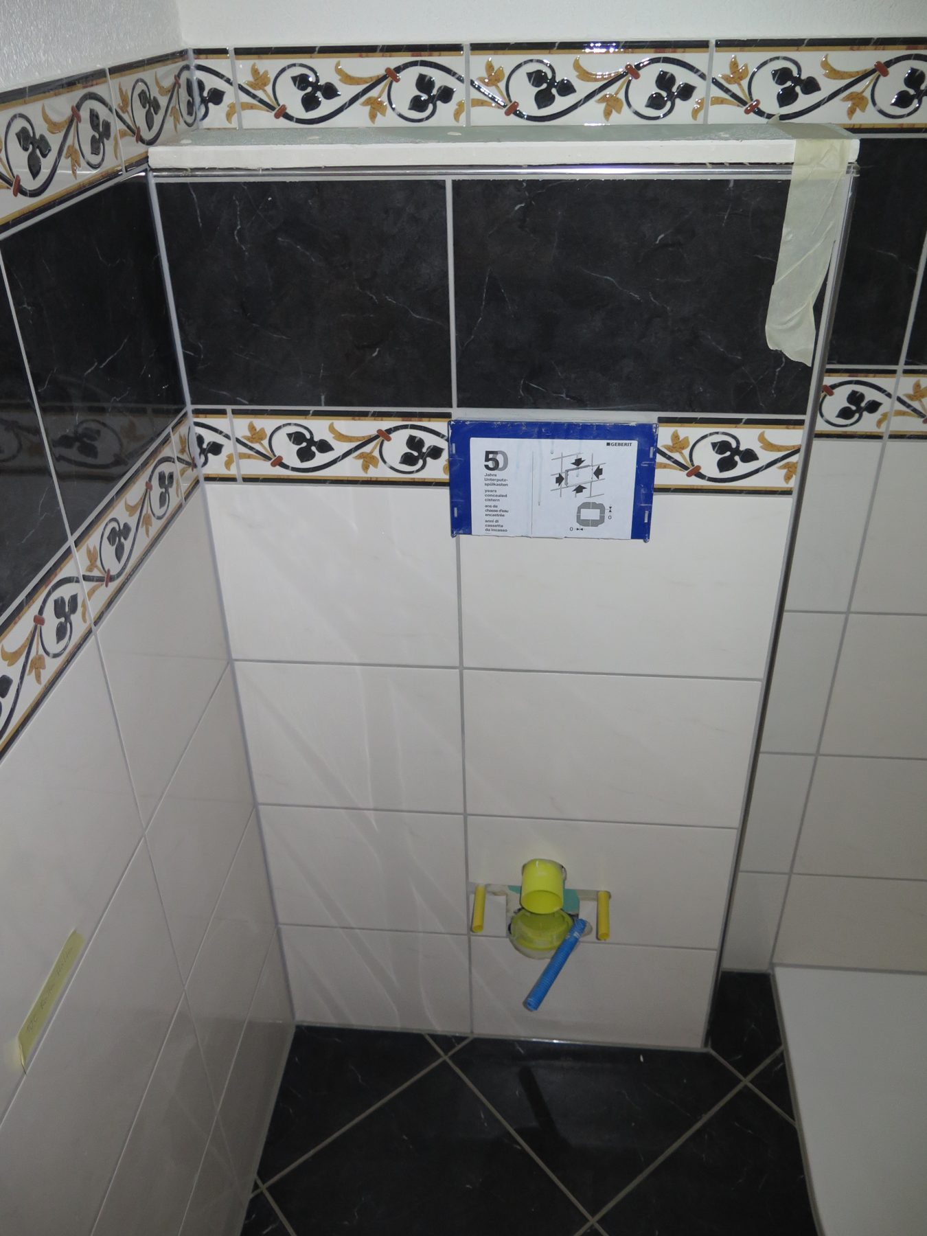 Rohinstallation WC-Vorwand in gefliestem Raum