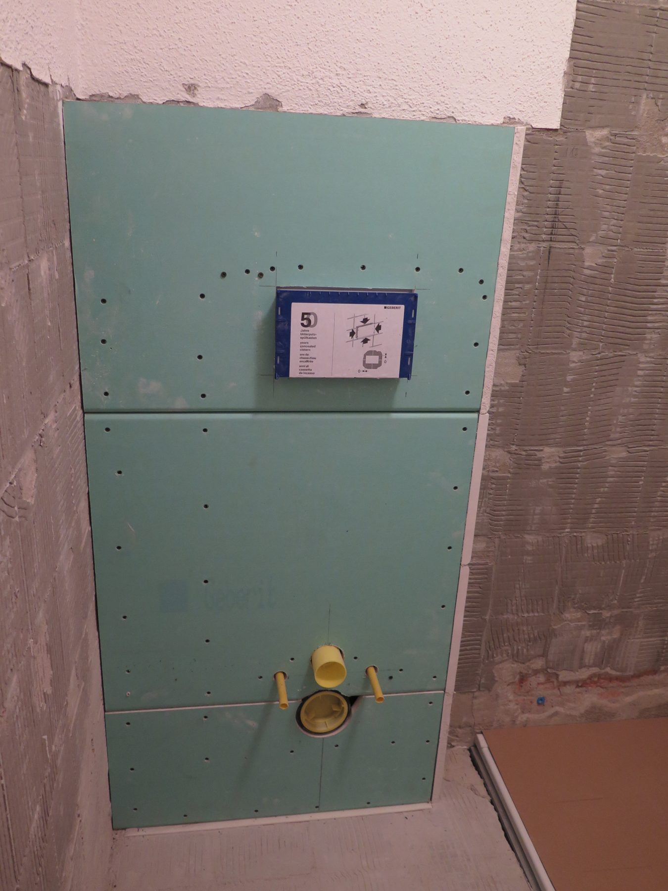 Montierte Geberit Duofix Vorwand mit Betätigungsplatte