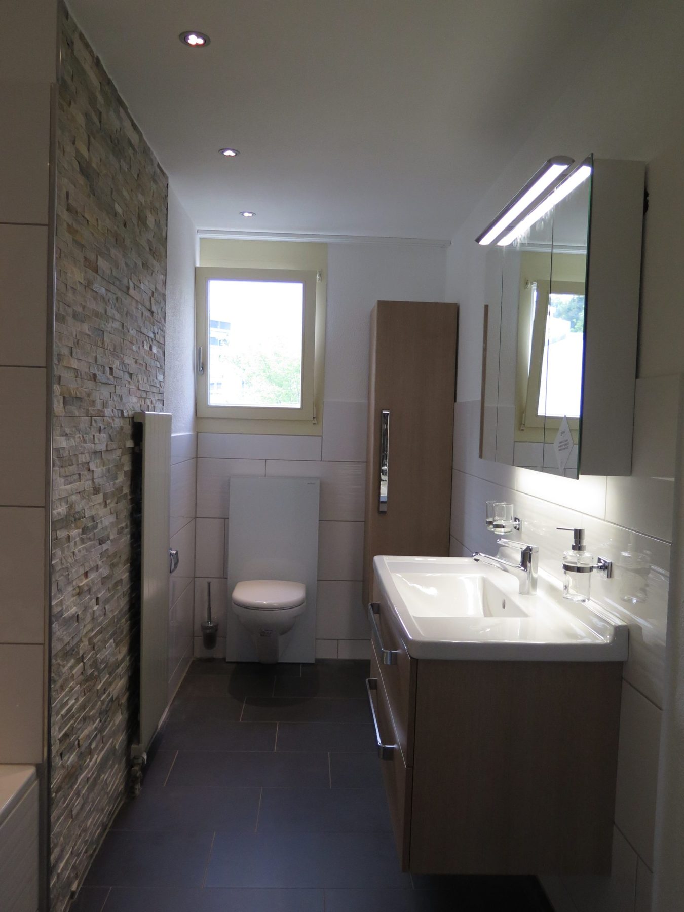 Badezimmer Umbau mit Spiegelschrank, nachher