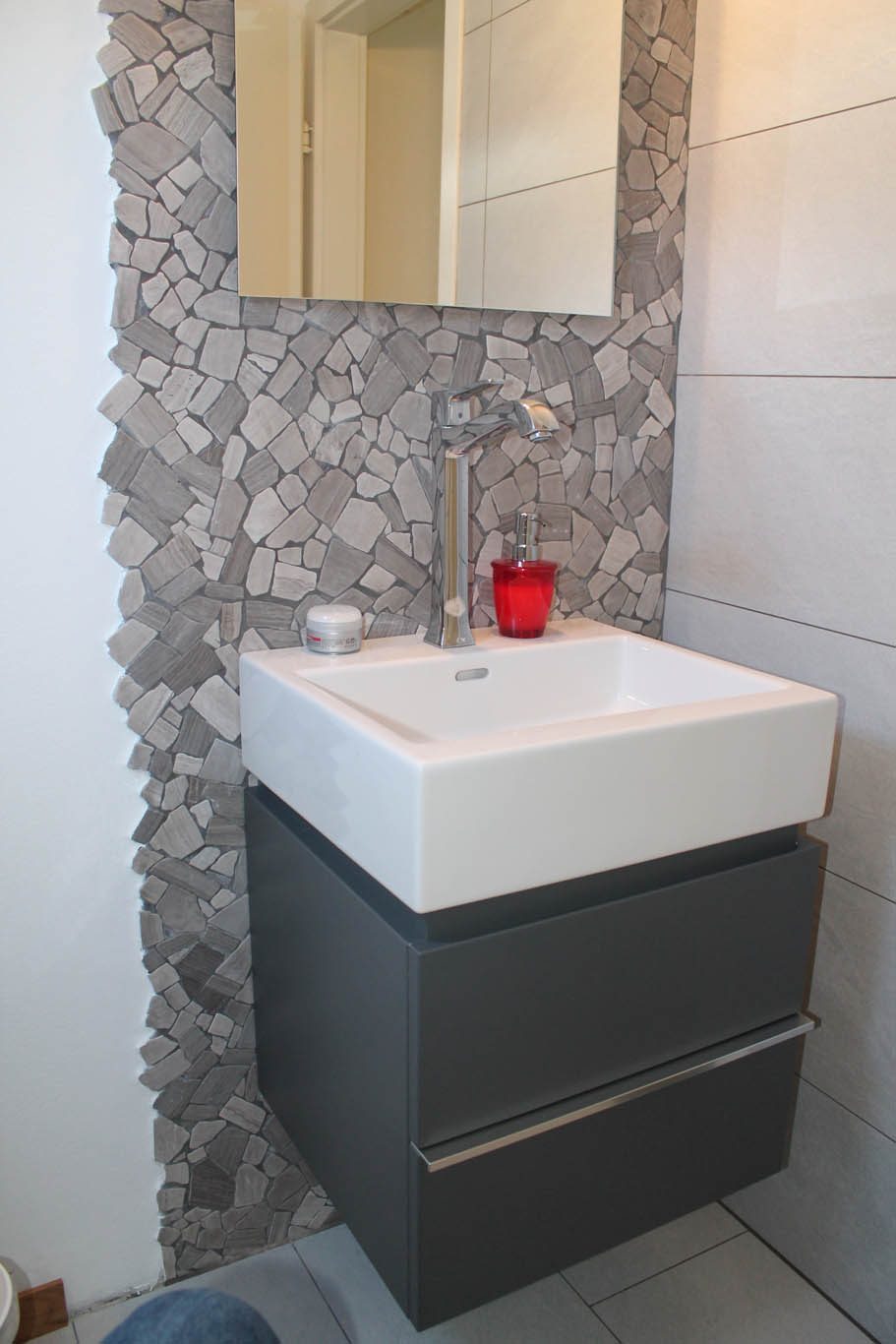 Kleiner Waschtisch mit Natursteinwand