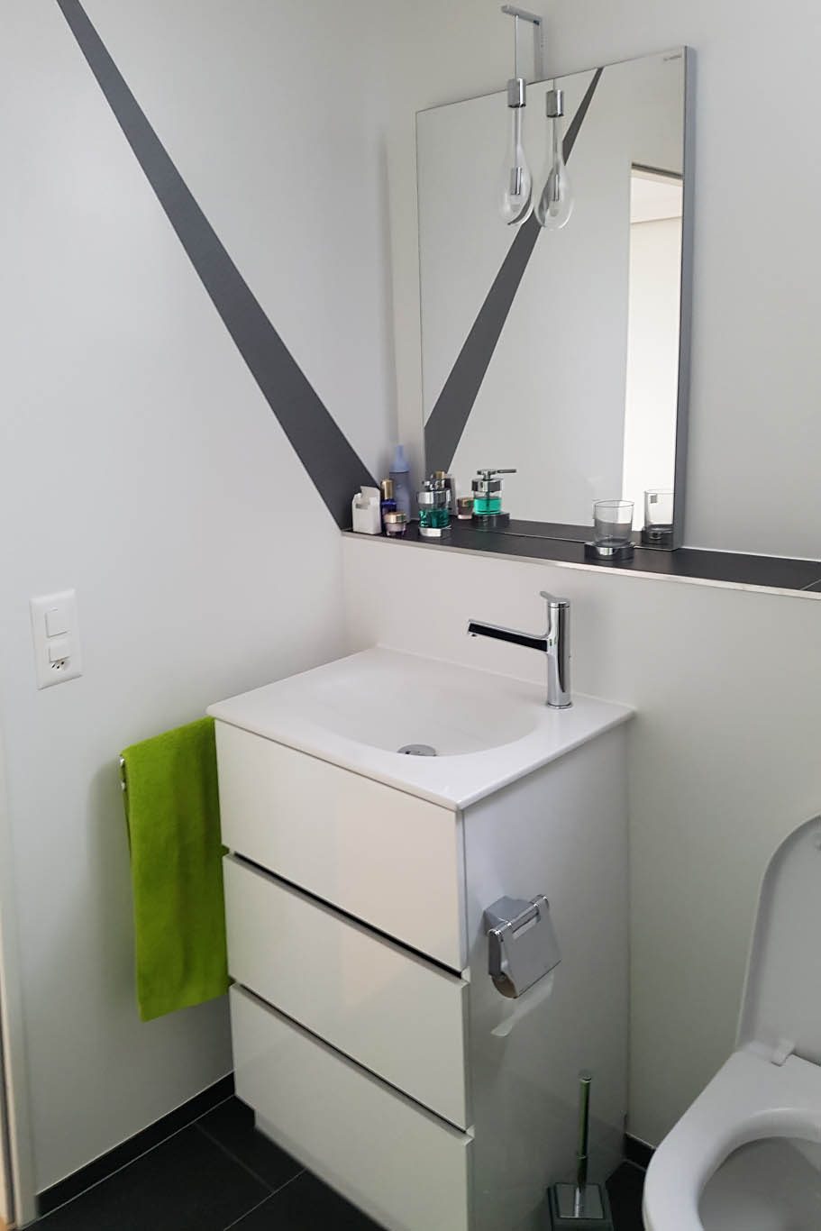 Waschtisch weiss mit Spiegel und Gäste-WC