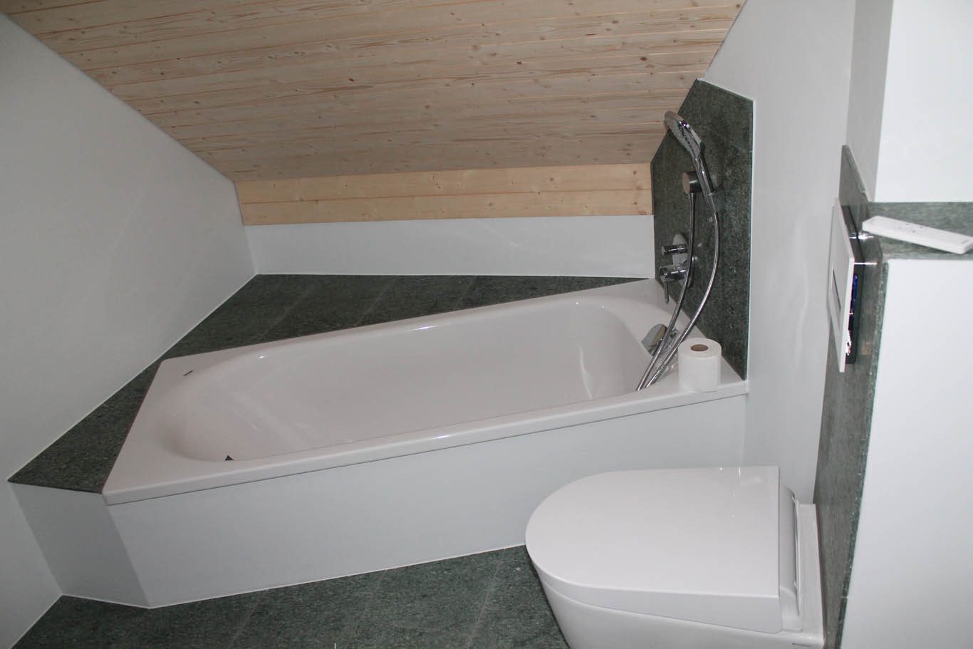 Eckbadewanne unter Dachschräge