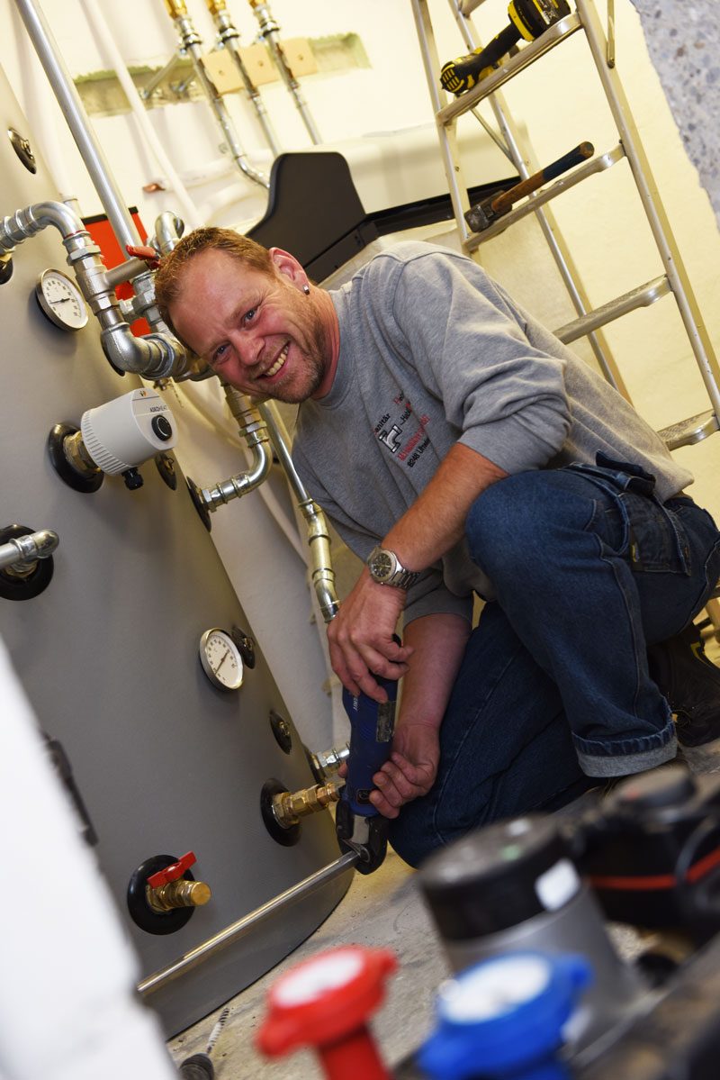 Martin Hablützel bei Installationsarbeiten am Boiler