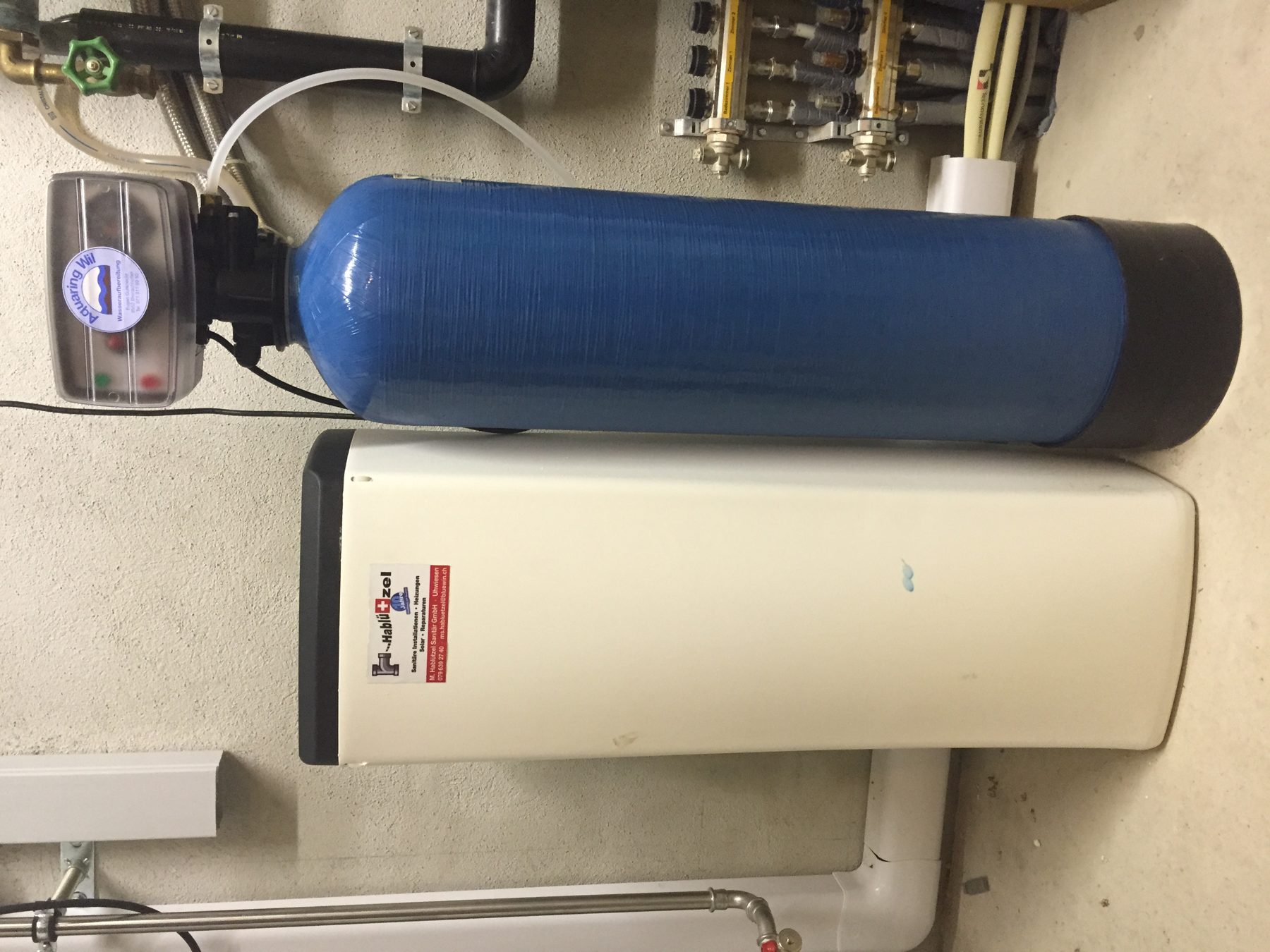 Entkalkungsanlage neben einem Boiler