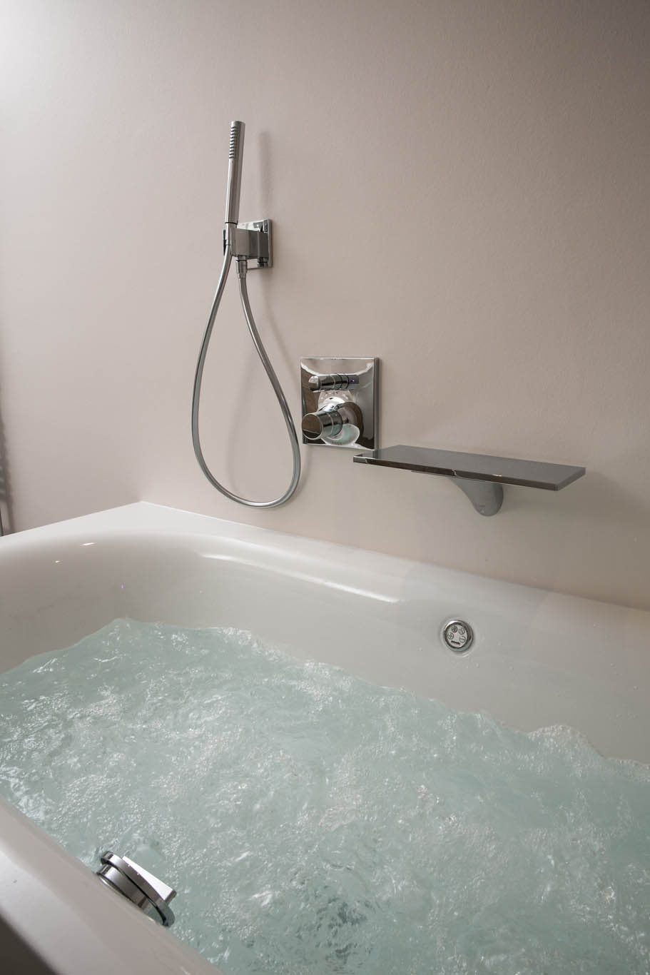 Badewanne mit Wandarmatur und Brause