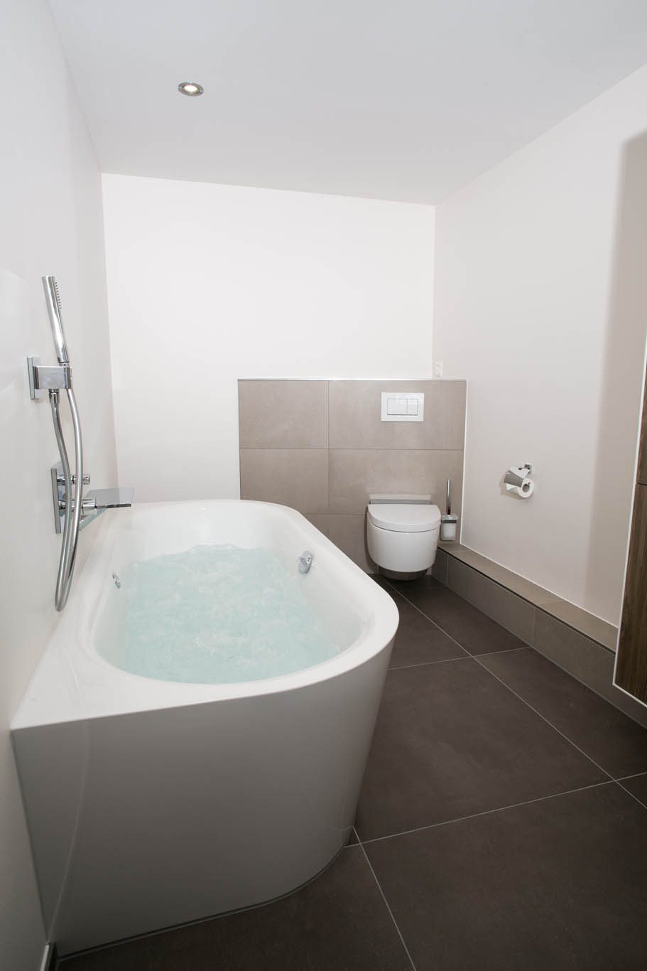Freistehende Badewanne in hellem Bad