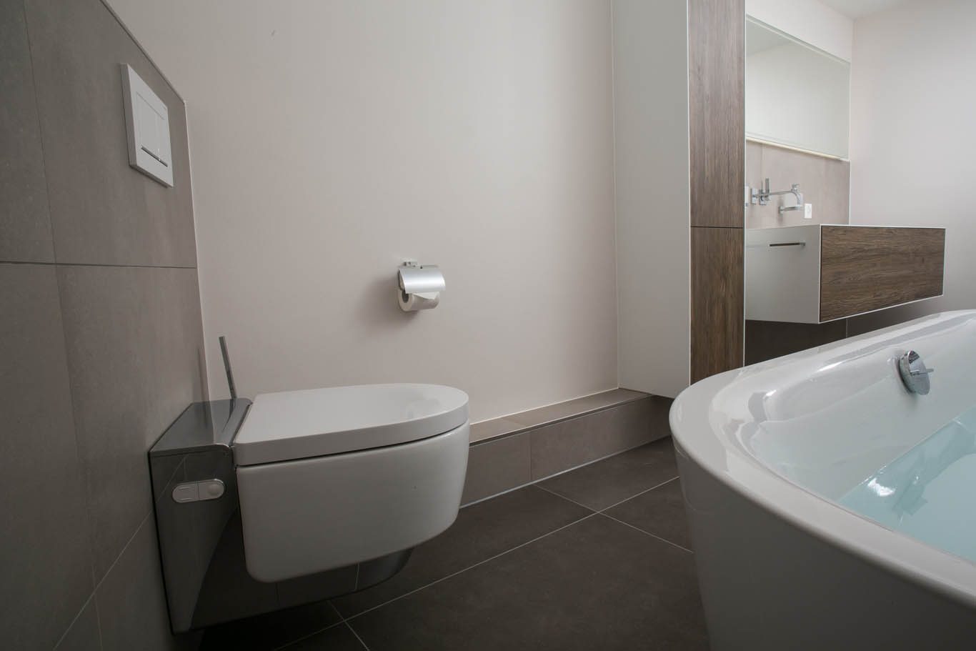 Wandhängendes WC neben einer Badewanne
