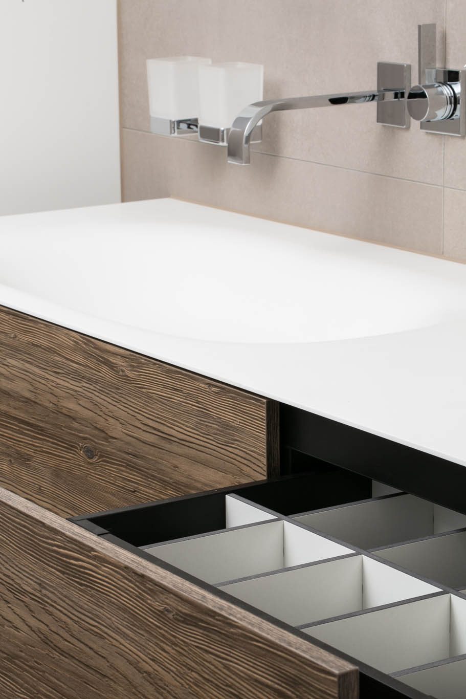 Waschtisch mit Holzfront und Armatur