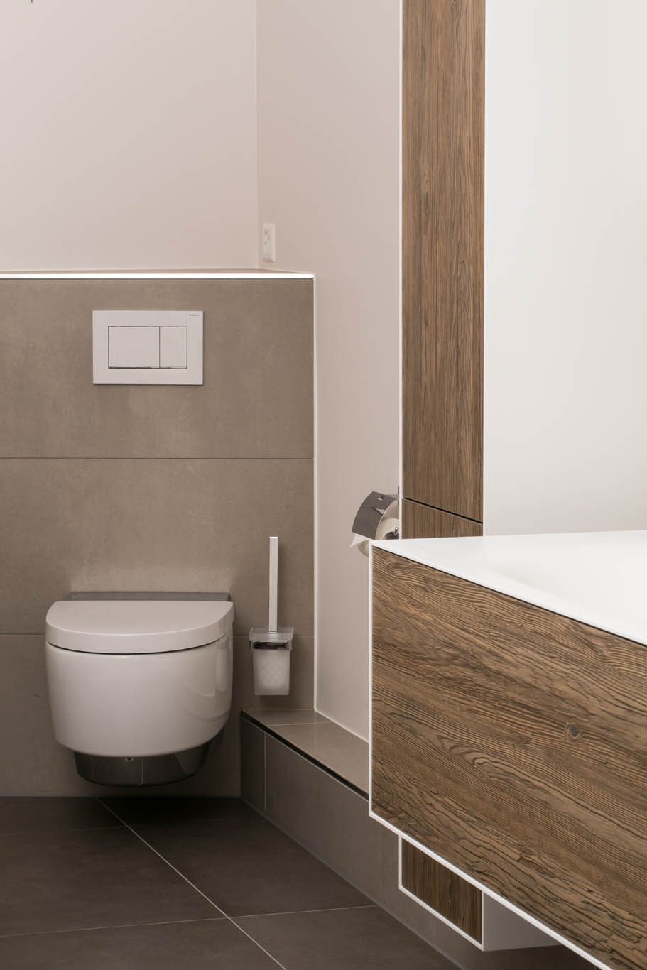 WC und Waschtisch mit Holzfront