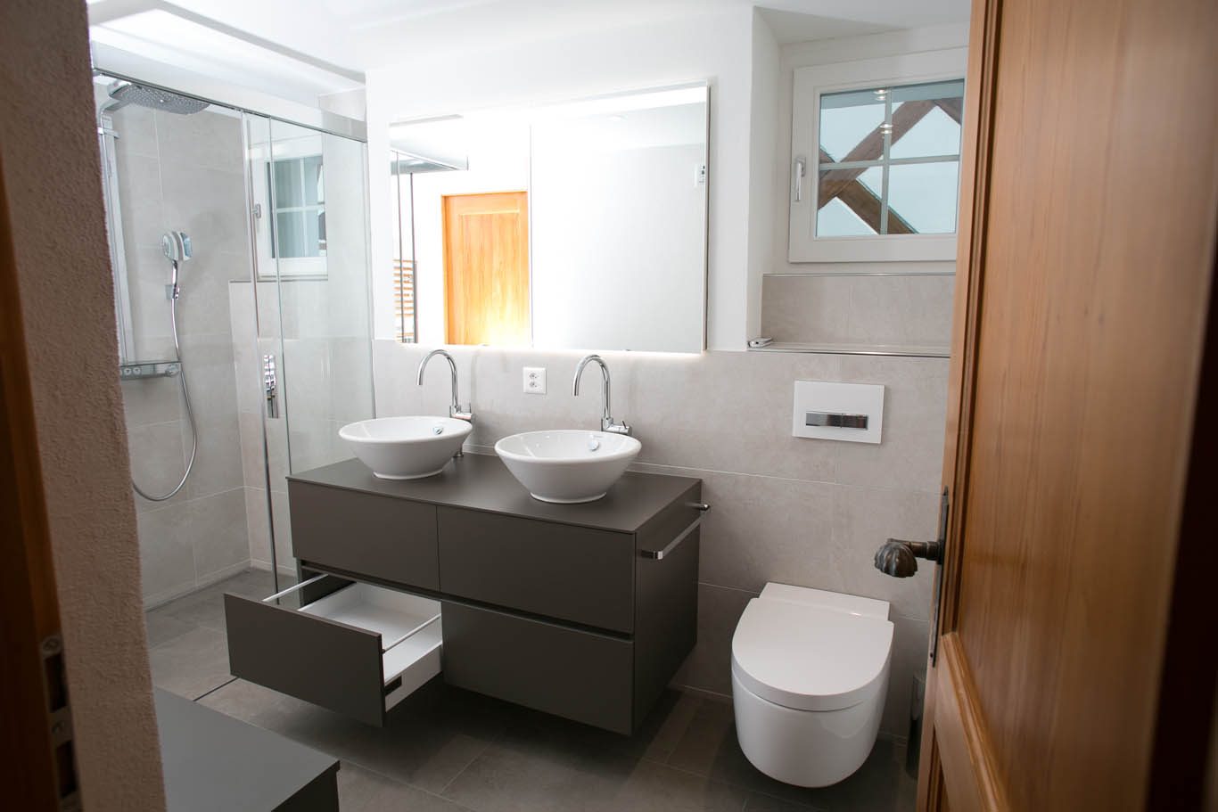 Badezimmer mit Doppelwaschtisch und Glasdusche