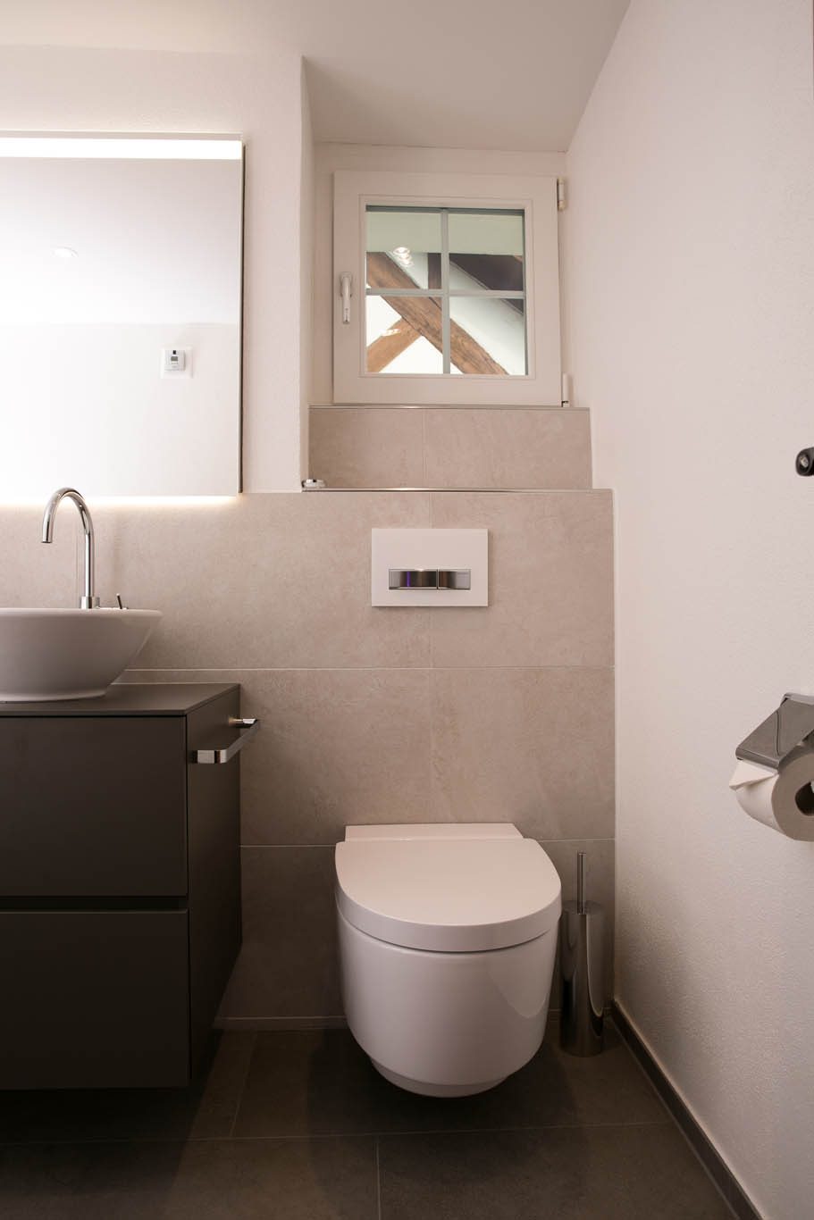 Gäste-WC mit Waschtisch und Vorwand