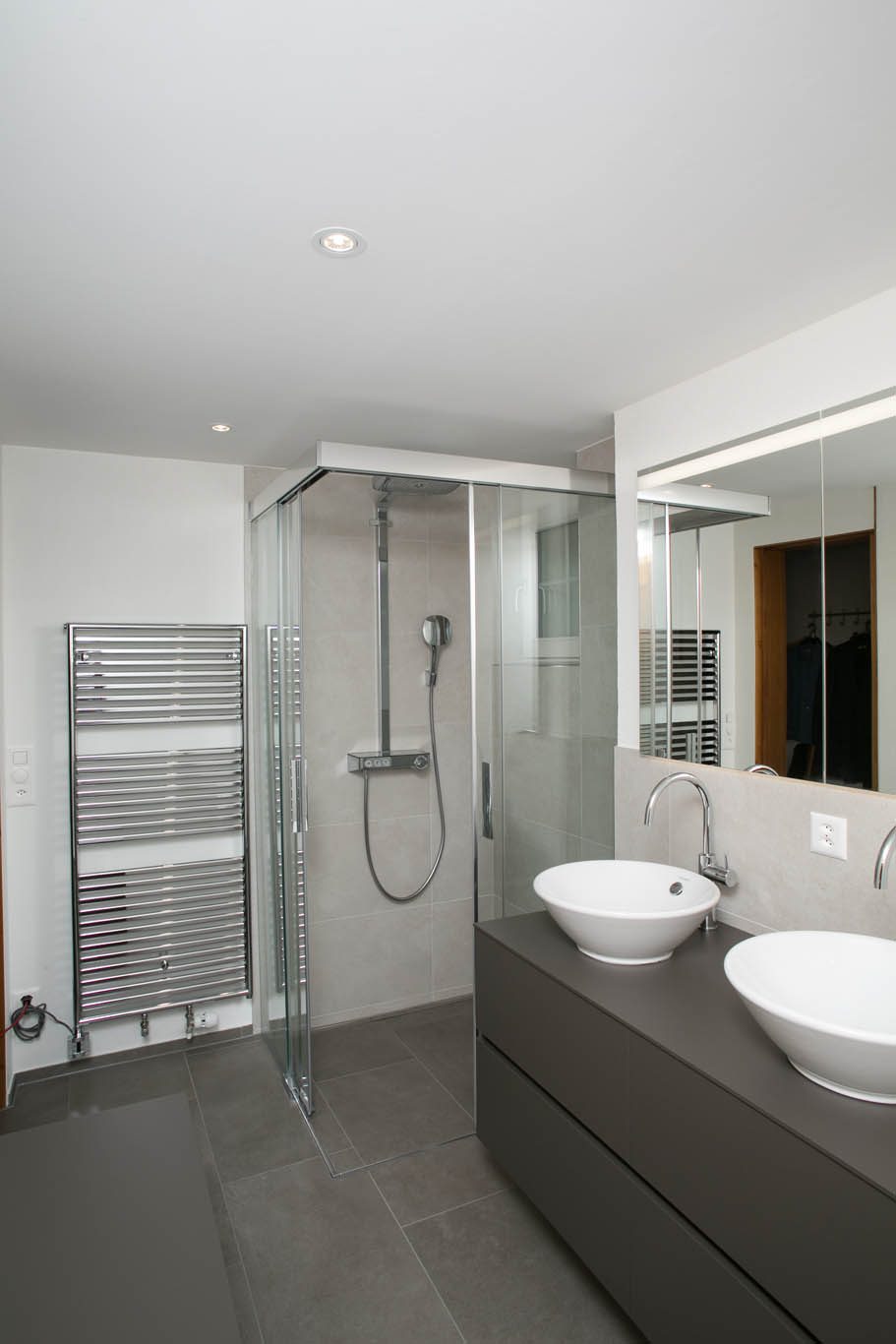 Dusche mit Glaswand und zwei Waschschalen